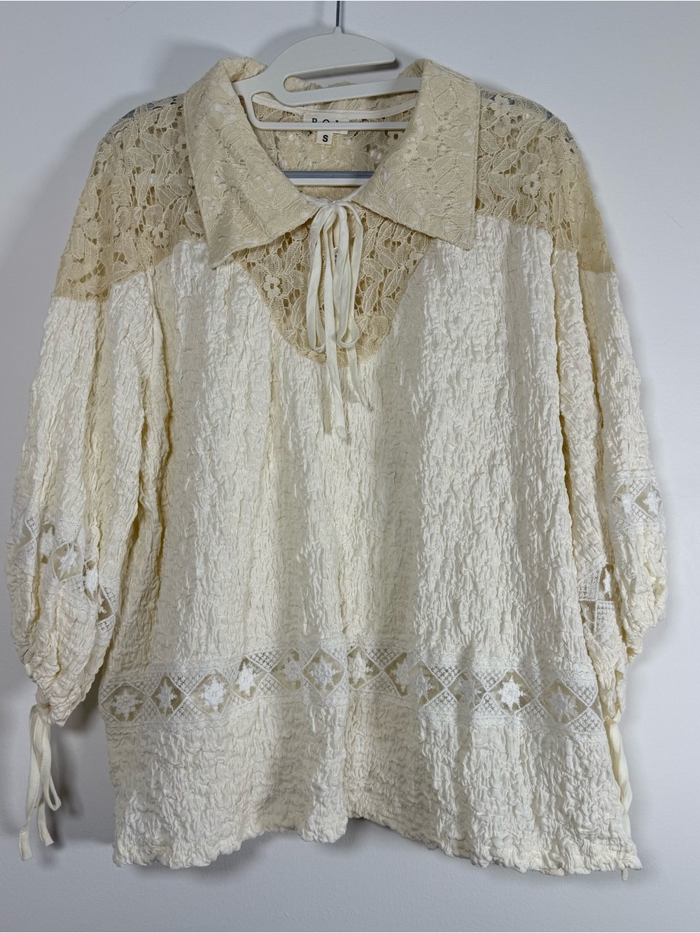 POL Cream Lace Textured Peasant‎ Blouse Tie Neck Boho Cottagecore Size S